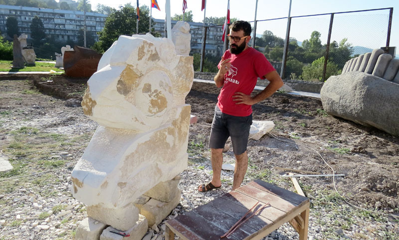 Скульптор Давид Саркисян (Карабах) рядом со своей работой.