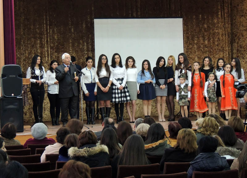 Проофессор АрГУ Сократ Ханян вспоминает о встрече с Михаилом Дудиным. Рядом с ним участники вечера.