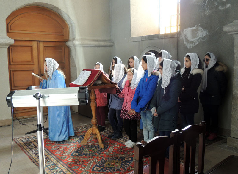 Женский хор исполняет гимн «Заступничеством Богородицы».