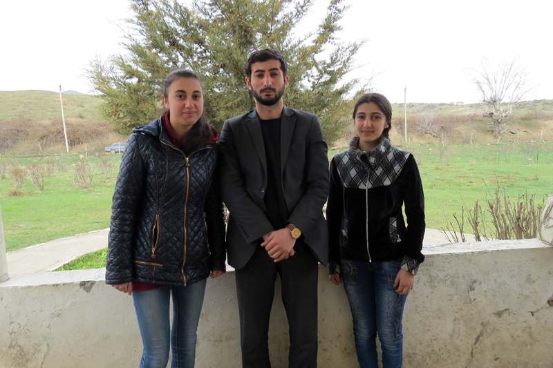 Анна (слева) и Лилит с любимым педагогом Владимиром Долуханяном.