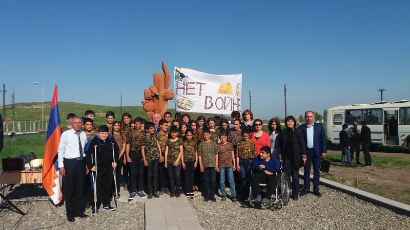 ...возложили цветы к памятнику, посвященному ученику школы N5 г.Чартара Григоряну Вагаршаку, погибшему в первый день апрельской войны 2016 г. ...возложили цветы к памятнику, посвященному ученику школы N5 г.Чартара Григоряну Вагаршаку, погибшему в первый день апрельской войны 2016 г.