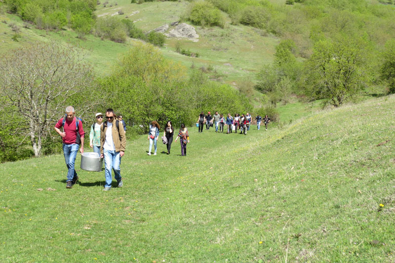 После того, как мы вышли из села Хачен, начали подниматься в гору.