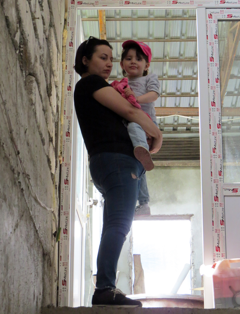 Наше чудо Тамарик за всем наблюдает, сидя на руках мамы - Лены.