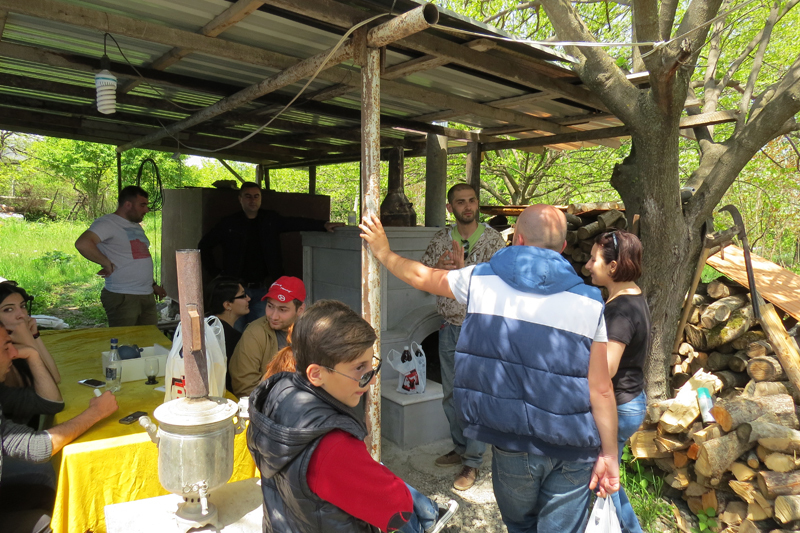 После дегустации вина, во дворе цеха Арена.