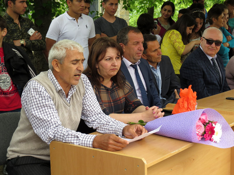 Напутственное слово говорит Яков Абагян, инвалид войны, у которого одна дочь закончила школу, а другая поступила в первый класс. Крайний справа - Осипов Рубен Александрович.