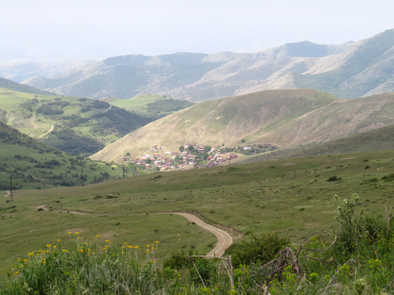 Резко показались дома Хцаберда.