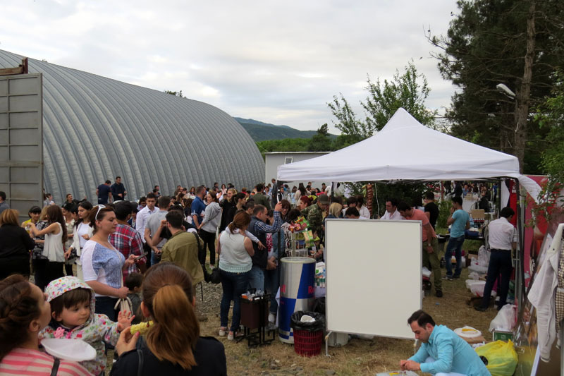 В павильонах можно было купить всё, что душа желает - от печёных, до охладительных напитков.