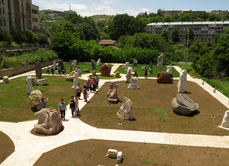 Часть скульптур от прошлых симпозиумов. Внутренний двор музея изобразительных искусств.