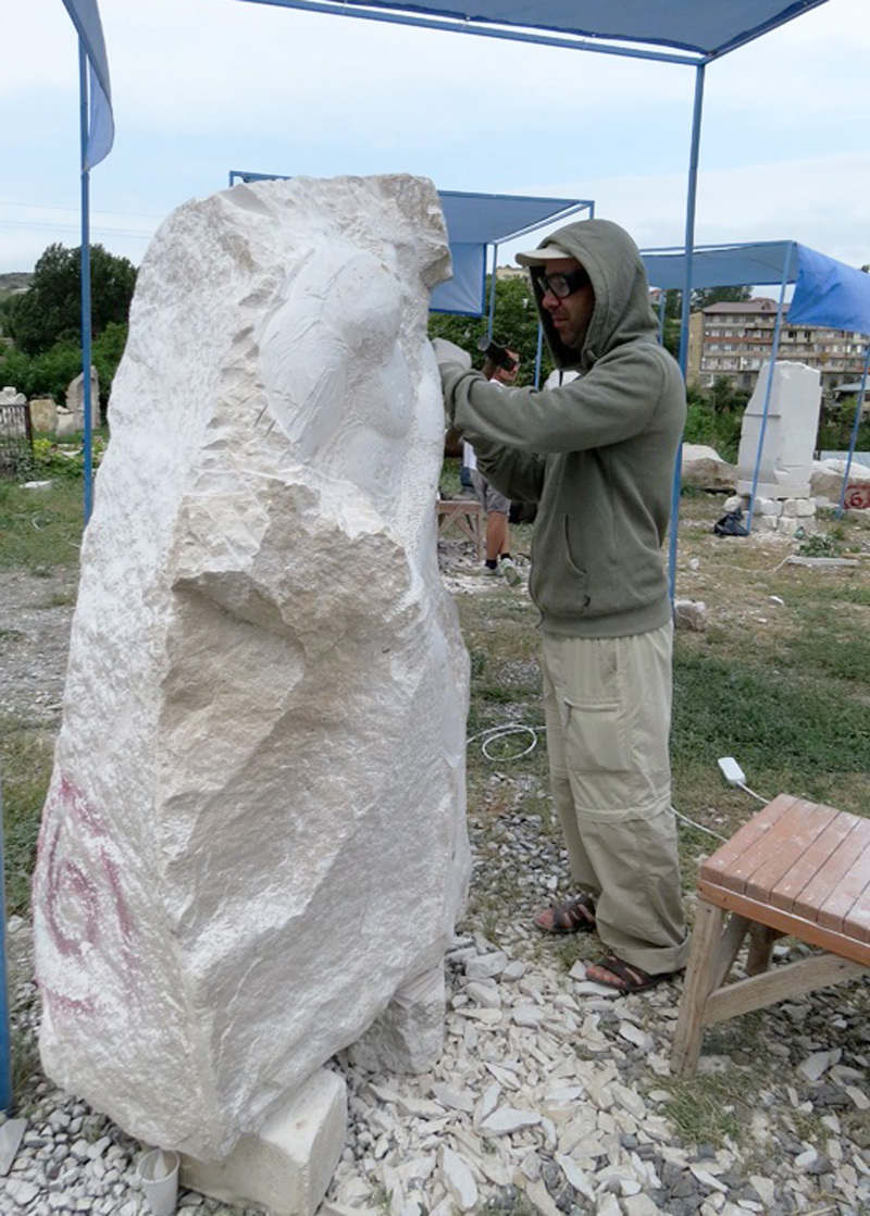 Скульптор Мигран Акопян за работой (НКР).