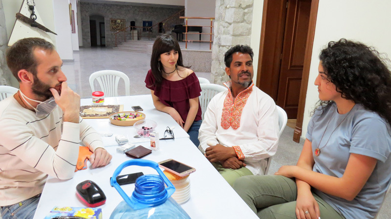 Те, кто устал, в любое время могут отдохнуть, выпить чаю, кофе...