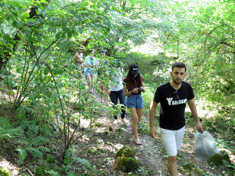 Свободное время. Небольшой группой пошли купаться на речку. Арут впереди, показывает дорогу. Вышли за пределы лагеря.