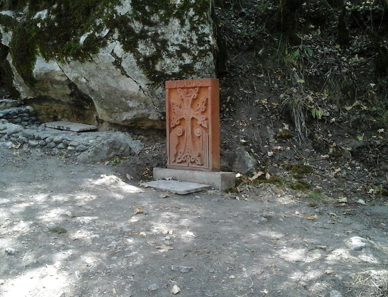  В лесу увидели установленный небольшой хачкар.