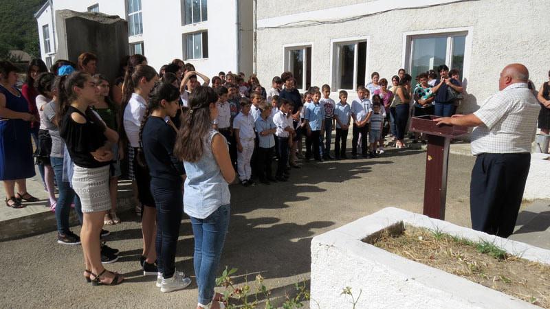  Ученики собрались в школьном дворе...