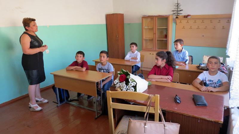 Педагог Марина Погосян в четвёртом классе.