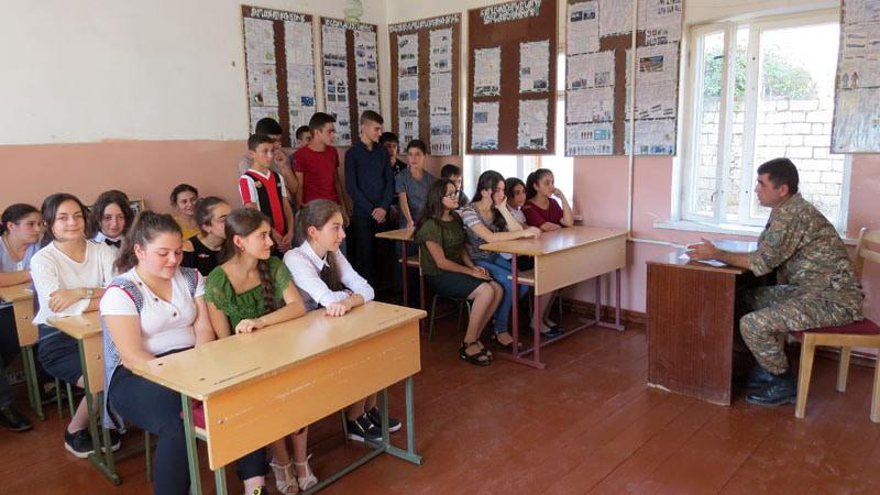 Представитель АО НКР проводит урок Независимости с учениками старших классов.