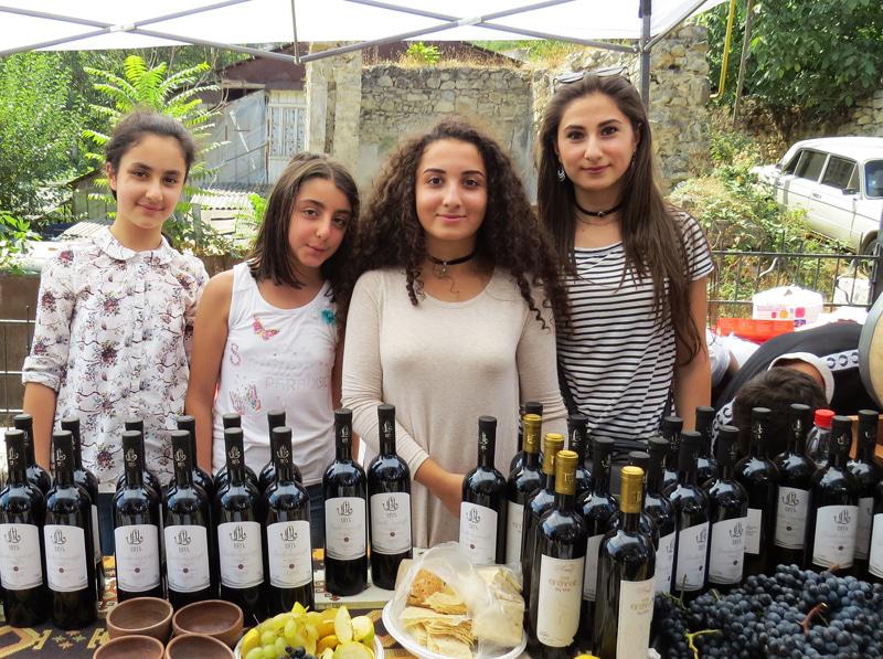  Павильон с продукцией красного сухого вина Амен (Аскеран)