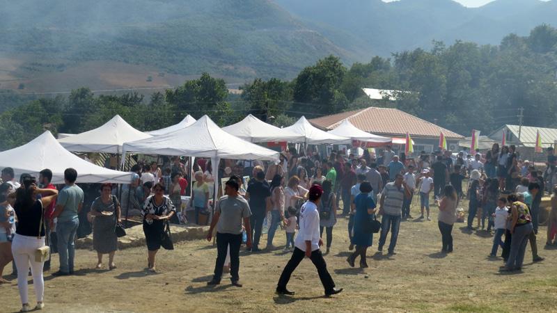 На площадке уже были выставлены павильоны, где разные фирмы выставили для дегустации и продажи свои вина.