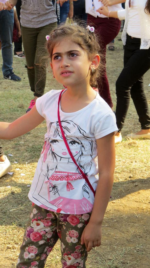 Девочка с интересом наблюдает за всем происходящим.