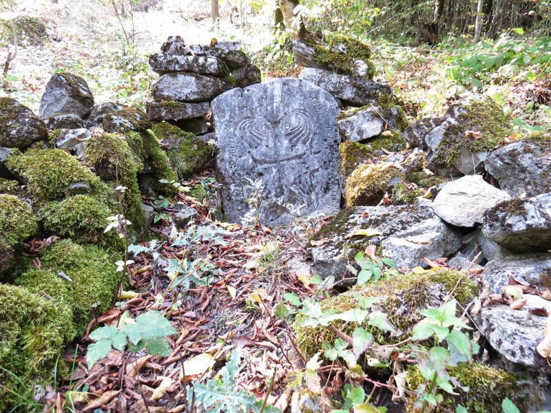 Почти над подступах к монастырю. Это тоже Святое место, где люди делают матах (жертвоприношение). А перед тем, как зарезать барашка, они отводят его к монастырю и три раза обводят по часовой стрелке, вокруг монастыря.