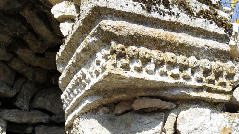  Капитель с архаичными орнаментами в виде зубцов.