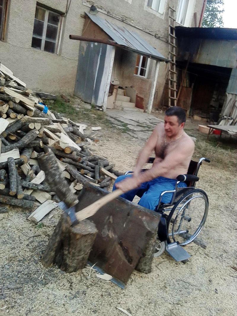 Для Эдика нет проблем наколоть дрова для дома. Фото из архива Эдика Ярамишяна.