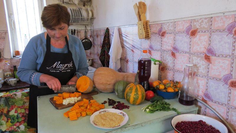  Алла режет тыкву на фигурные куски, чтобы они выглядели бы красивей.