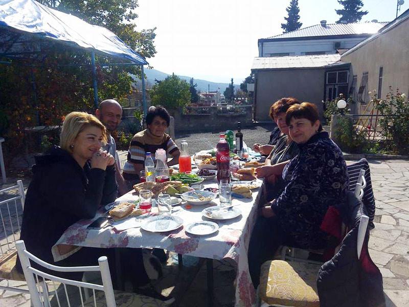 Пришли друзья, чтобы попробовать этой вкуснятины и выпить виноградного сока. Пришли друзья, чтобы попробовать этой вкуснятины и выпить виноградного сока.