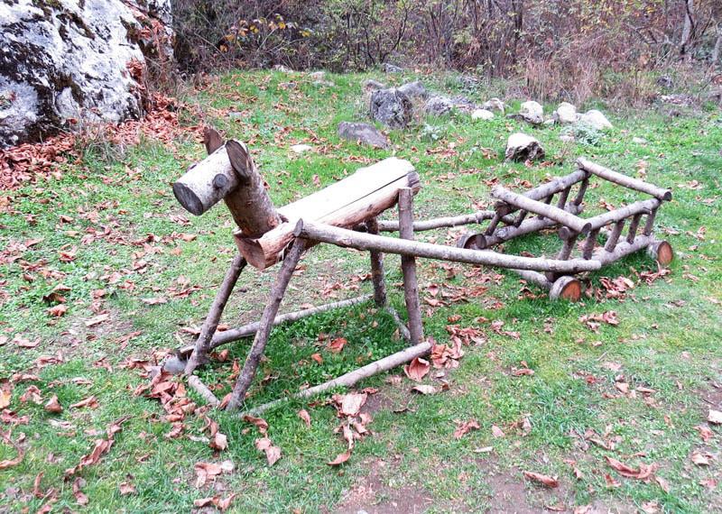 По дороге нам стали встречаться деревянные фигурки-персонажи из различных сказок...