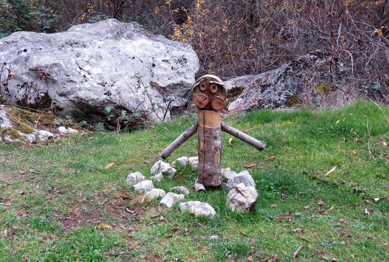 По дороге нам стали встречаться деревянные фигурки-персонажи из различных сказок...