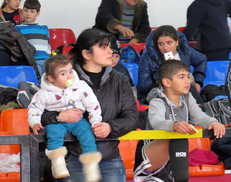 Мамаша с детьми пришли поболеть за старшего сына.