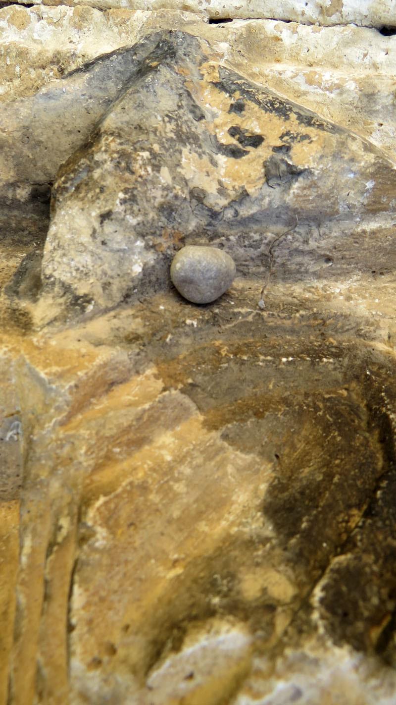  В выемке стены ставят камушки и загадывают желание...